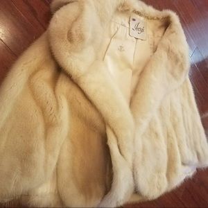 Meet your Posher, Lucretia